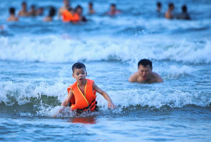 "Thời tiết nắng nóng cùng với các con vừa được nghỉ hè nên cả gia đình chọn Cửa Lò làm nơi tắm mát, thư giãn. Bãi biển sau khi được quy hoạch lại cũng trở nên thoáng mát và đẹp hơn trước rất nhiều", anh Quang (34 tuổi, trú TP Vinh) chia sẻ.