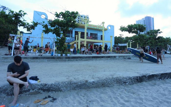 Một số điểm từng xây dựng làm kiosk, nhà hàng kinh doanh ăn uống trên bãi biển Cửa Lò nay được chính quyền địa phương chỉnh trang làm nơi tắm nước ngọt, cất giữ đồ cho du khách.