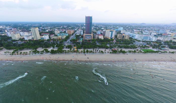 Sau khi chính quyền địa phương tiến hành di dời hơn 200 kiosk kinh doanh ăn uống chắn bãi tắm vào bên trong, bãi biển Cửa Lò trở nên thông thoáng, không còn cảnh bán hàng rong trên bãi cát.