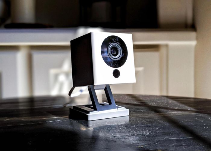 Một mẫu camera an ninh có chân đế đặt trên bàn. Ảnh: TNS.