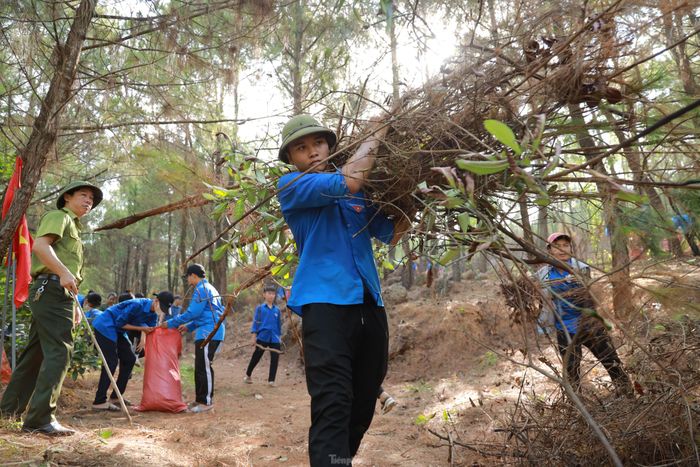 Bí thư Huyện Đoàn Quỳnh Lưu mong muốn mỗi cán bộ, đoàn viên, thanh thiếu nhi hãy là những tuyên truyền viên, làm những việc làm cụ thể, thiết thực; tích cực tuyên truyền vận động gia đình, thanh thiếu nhi tại địa phương nâng cao ý thức bảo vệ rừng, phòng cháy chữa cháy rừng; tham gia phát hiện, ngăn ngừa cháy rừng...