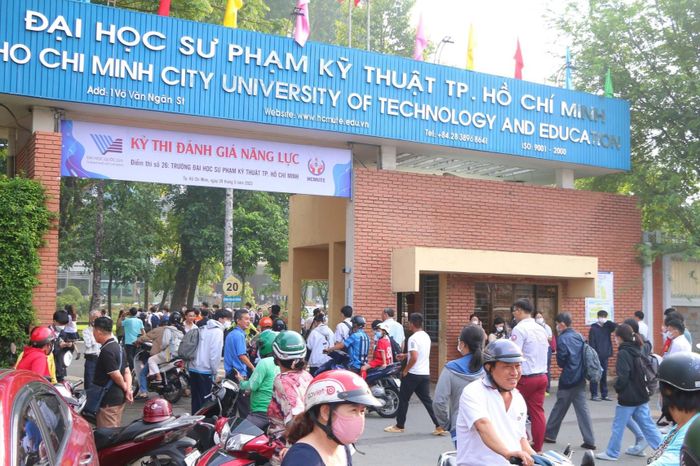 Tại điểm thi Trường ĐH Sư phạm Kỹ thuật, thí sinh đến sớm để làm thủ tục dự thi.