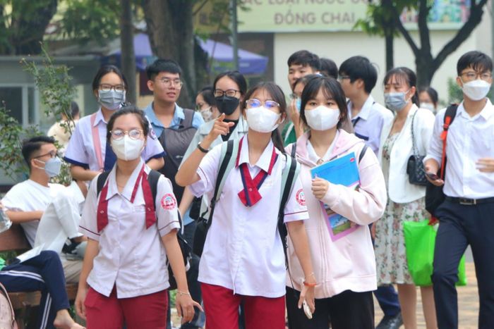 Theo quy định của ĐH Quốc gia TP.HCM, thí sinh tự in giấy báo dự thi trên khổ A4, đen trắng hay in màu đều được, một số trường hợp in bị mất chữ màu đỏ cũng không sao vì yêu cầu thông tin cá nhân đảm bảo là được và mang tới phòng thi.