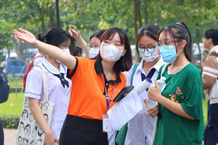 Ở đợt 2, TP.HCM có hơn 33.33 thí sinh dự thi tại 26 điểm, tổ chức tại 15 trường đại học. Ngoài ra, 2 địa phương là TP Đà Nẵng và Khánh Hòa, mỗi nơi có hơn 4.000 thí sinh. Tại Tỉnh An Giang hơn 2.000 thí sinh dự thi.