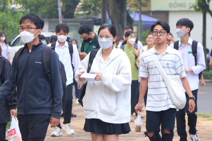 Hiện có hơn 80 trường đại học, cao đẳng sử dụng kết quả kỳ thi này để xét tuyển vào đại học, cao đẳng. Trong đó, có 10 trường thành viên, khoa, viện của ĐH Quốc gia TP.HCM; 72 trường ĐH ngoài hệ thống ĐH Quốc gia TP.HCM; 5 trường cao đẳng trên địa bàn TP.HCM.