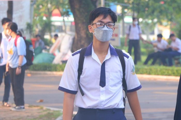 Lý do ĐH này đưa ra là thi để đánh giá quá trình học của thí sinh, do vậy học quan trọng, thi không phải quan trọng. "Đề thi đánh giá năng lực hỏi tổng quát rộng, đánh giá những năng lực cơ bản của thí sinh, nếu chúng ta công bố đề thi cuối giờ thi là đang cổ súy cho việc thi, chứ không phải cổ súy cho việc học. Xã hội sẽ quan tâm đến việc luyện đề hay những thủ thuật để giải đề tốt - đây không phải là chủ trương của ĐH Quốc gia TP.HCM. Chủ trương của ĐH Quốc gia TP.HCM coi kỳ thi rất nhẹ nhàng, thí sinh học là quan trọng nhất”- TS Nguyễn Quốc Chính, Giám đốc Trung tâm Khảo thí và đánh giá chất lượng đào tạo của ĐH Quốc gia TP.HCM cho hay.