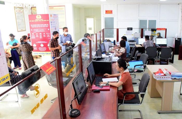 Bộ phận giao dịch "một cửa", "một cửa liên thông" của huyện Tân Kỳ luôn có nhiều người dân đến liên hệ giải quyết các thủ tục hành chính. Ảnh: Xuân Hoàng