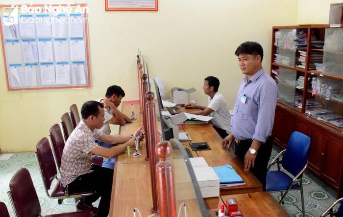 Người dân đến giao dịch các thủ tục hành chính được cán bộ trực tại Bộ phận một cửa xã Kỳ Sơn tiếp đón và giải quyết nhanh gọn. Ảnh: Xuân Hoàng
