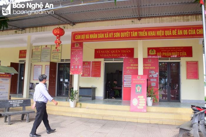 Bộ phận giao dịch "một cửa" của xã Kỳ Sơn, huyện Tân Kỳ. Ảnh: Xuân Hoàng