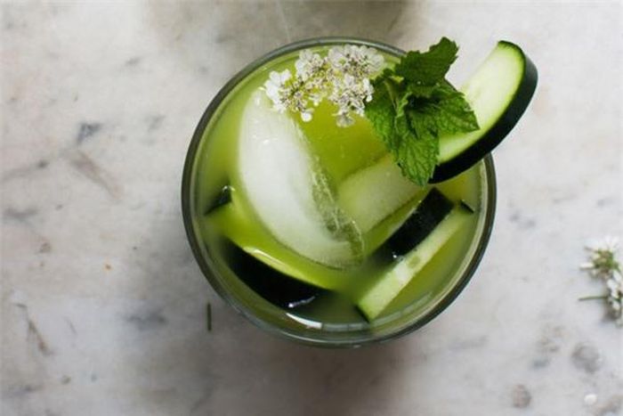 Nước ép dưa chuột còn rất giàu vitamin C, giúp làm sạch cơ thể và cải thiện tình trạng da xấu.