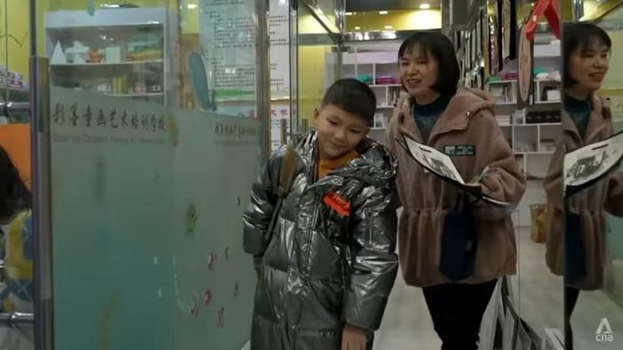  Nữ phụ huynh Lu và con trai. 