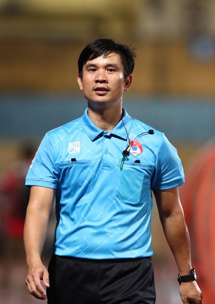 Trọng tài biên Nguyễn Thanh Sơn - người phất cờ thổi việt vị Sông Lam Nghệ An. Ảnh: Hải Hoàng