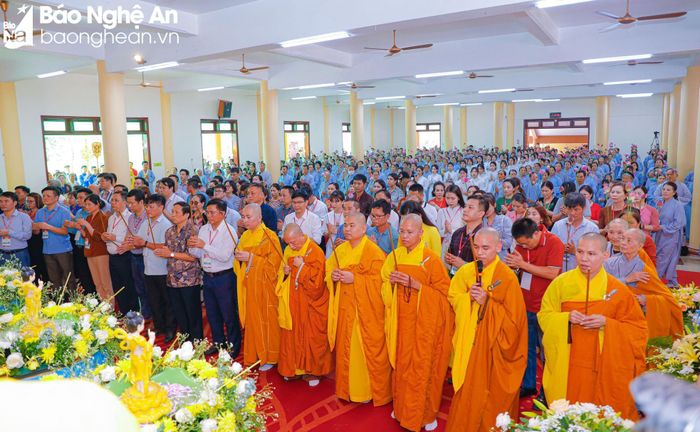 Thông điệp Phật đản 2023 của Đức Pháp chủ GHPGVN Thích Trí Quảng nhấn mạnh đến sự tự hào về một giai đoạn lịch sử hào hùng của dân tộc, trong đó có dấu ấn về hạnh nguyện cao cả của Bồ tát Thích Quảng Đức trên con đường phụng sự Đạo pháp và dân tộc. Bồ tát Thích Quảng Đức là biểu tượng sáng ngời của tinh thần bi - trí - dũng của bậc Bồ tát hiện thế và tinh thần nhập thế của Phật giáo Việt Nam. Trong ảnh: Đại lễ Phật Đản tại chùa Cổ Am xã Minh Châu (Diễn Châu). Ảnh: Lê Khương