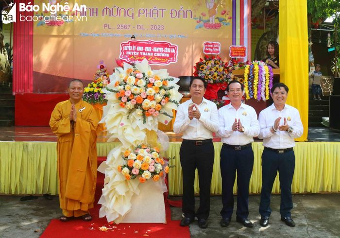 Nhân đại lễ Phật Đản, cấp ủy Đảng, chính quyền, đoàn thể các cấp đã cử nhiều đoàn cán bộ đến thăm, tặng hoa chúc mừng Phật giáo các huyện, các chùa trên địa bàn tỉnh, biểu dương và ghi nhận những đóng góp tích cực của giáo hội, nhà chùa cho phong trào tại địa phương. Trong ảnh: Lãnh đạo huyện Thanh Chương tặng hoa, chúc mừng lễ Phật Đản tại chùa Ngưu Tử. Ảnh: Huy Thư