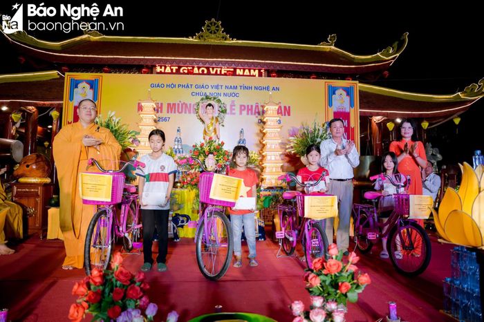 Nhân dịp lễ Phật Đản, các chùa đã tổ chức nhiều hoạt động nhân đạo, từ thiện, tặng quà các hộ nghèo, gia đình chính sách, các em học sinh nghèo hiếu học... Trong ảnh: Chùa Non Nước xã Khánh Thành (Yên Thành) tặng xe đạp cho học sinh trong lễ Phật Đản. Ảnh: PGYT