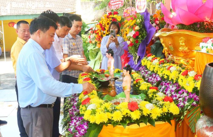 Kết thúc các buổi lễ, các chư tăng, ni, phật tử, đại biểu thành kính lần lượt thực hiện nghi thức Mộc Dục (tắm Phật) truyền thống. Nghi thức tắm Phật trong lễ Phật Đản tại chùa Ngưu Tử thị trấn Thanh Chương. Ảnh: Huy Thư