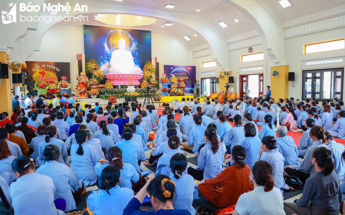 Từ đầu tháng 4 âm lịch cho đến nay, tùy vào điều kiện riêng, các chùa trong tỉnh đã long trọng tổ chức đại lễ Phật Đản, Phật lịch 2567 thu hút đông đảo phật tử và nhân dân tham gia. Chương trình đại lễ Phật Đản diễn ra ở các chùa trong không khí trang nghiêm, thanh tịnh với nhiều nghi thức, hoạt động, như dâng hoa cúng dường Tam bảo, biểu diễn văn nghệ ca ngợi Đức Phật, tuyên đọc Thông điệp Đại lễ Phật Đản, diễn văn Phật đản Phật lịch 2567... Trong ảnh: Quang cảnh đại lễ Phật Đản tại chùa Viên Quang xã Nam Thanh (Nam Đàn). Ảnh: Huy Thư