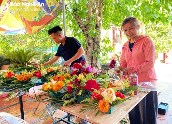 Không khí chuẩn bị tổ chức lễ Phật Đản rộn ràng ở các chùa. Bà Phan Thị Cúc (55 tuổi) ở xã Nghi Thiết (Nghi Lộc) chia sẻ: Sau nhiều năm xa quê hương đi làm ăn ở nước ngoài, nay trở về thăm quê được tham dự lễ Phật Đản tại ngôi chùa Phổ Nghiêm ở quê hương tôi cảm thấy xúc động vô cùng và luôn sẵn sàng, hăng hái tham gia phật sự mong đại lễ của chùa thành công tốt đẹp. Ảnh: Huy Thư