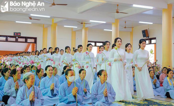 Diễn văn Phật đản Phật lịch 2567 của Hòa thượng Thích Thiện Nhơn, Chủ tịch HĐTS GHPGVN mong muốn toàn thể tăng ni, cư sĩ, Phật tử Việt Nam ở trong và ngoài nước tinh tấn tu học, nỗ lực trong tu tập Giới – Định – Tuệ; tăng ni phấn đấu làm tốt sứ mạng hoằng dương chính pháp, đoàn kết hòa hợp vì lợi ích của dân tộc và sự nghiệp phục vụ chúng sinh... Trong ảnh: Ngàn đóa sen dâng lên đức Phật. Ảnh: Lê Khương