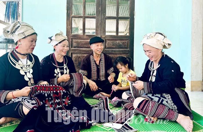 Ông Đặng Văn Xuân luôn gần gũi và được bà con Bản Pình yêu mến.