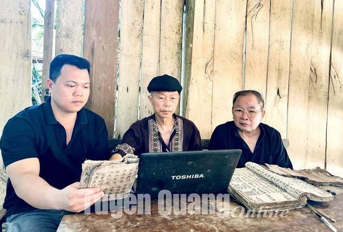 Ông Đặng Văn Xuân (ngồi giữa) thực hiện soạn bài giảng về chữ Nôm Dao trên máy tính.