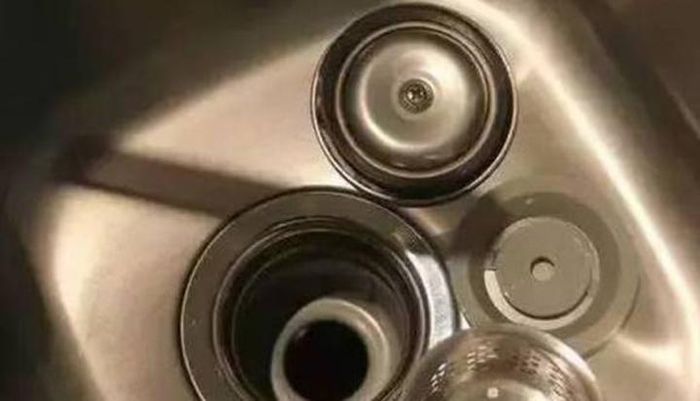 Viền xung quanh bồn rửa bát là nơi dễ tích tụ chất bẩn và dầu mỡ.