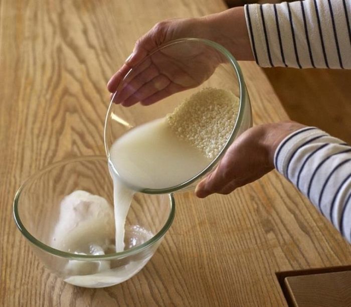 Chỉ cần vo gạo qua 1-2 lần nước để loại bỏ bụi bẩn.