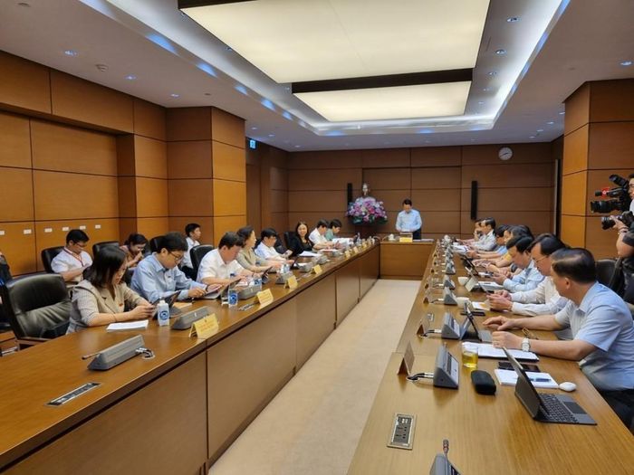 Đại biểu Quốc hội thảo luận tại tổ 15 chiều 30/5