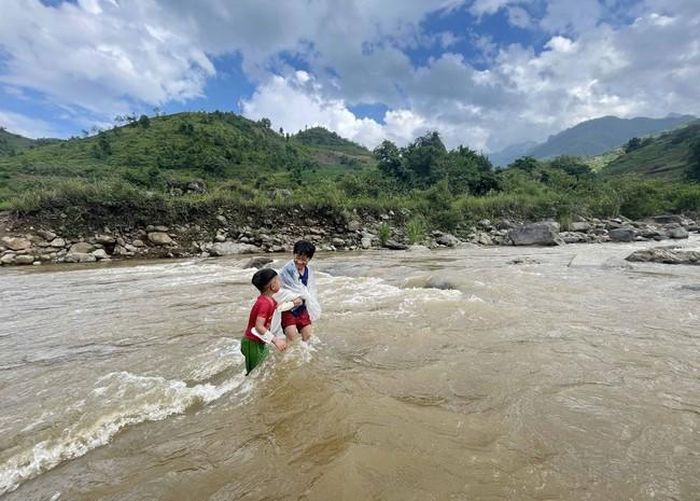 Do thiếu sân chơi dịp hè, nhiều trẻ em ra suối chơi, tiềm ẩn nguy cơ mất an toàn. Ảnh: Đinh Thùy-TTXVN