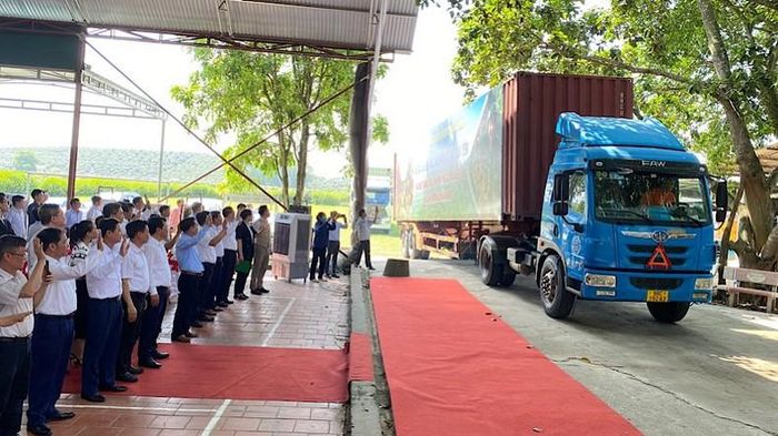 Đại biểu dự hội nghị tiễn đoàn xe chở vải thiều sớm xuất khẩu.