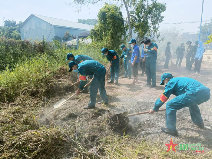  Dọn vệ sinh các điểm ô nhiễm tại huyện Cần Giờ. 