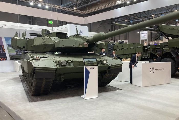 Tại triển lãm IDET 2023 ở Cộng hòa Séc, công ty Krauss-Maffei Wegmann và Rheinmetall của Đức đã lần đầu tiên trình diễn xe tăng chiến đấu chủ lực trong bản sửa đổi Leopard 2A8.