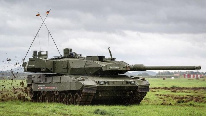 Ban đầu, Berlin dự định nâng cấp những chiếc Leopard 2A6 của mình lên cấp độ Leopard 2A7+, thậm chí còn có tin đồn rằng Rheinmetall sẽ nhận được một đơn đặt hàng lớn sản xuất xe tăng KF-51 Panther.