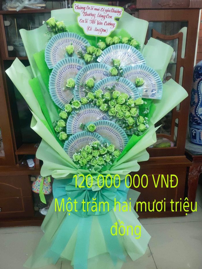 Hồ Văn Cường nhận 120 triệu đồng từ fan. Ảnh: Hồ Văn Cường FC.