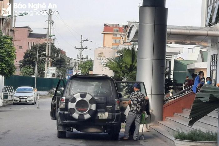 Một xe dù chở khách vào tận sảnh Bệnh viện Hữu nghị Đa khoa Nghệ An (ảnh chụp sáng 29/5). Ảnh: PV