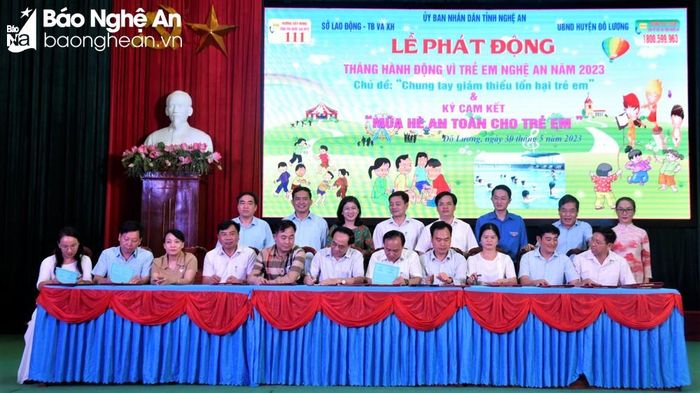 Đại diện lãnh đạo Sở Lao động – Thương binh và Xã hội và Ủy ban nhân dân các huyện, thành, thị ký cam kết thực hiện “Mùa hè an toàn cho trẻ em” năm 2023. Ảnh: Minh Quân