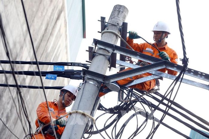 EVNHANOI tăng cường 100% quân số, ứng trực 24/24h để sẵn sàng khôi phục nhanh nhất có thể các sự cố về điện. Ảnh: Huy Hùng - TTXVN 