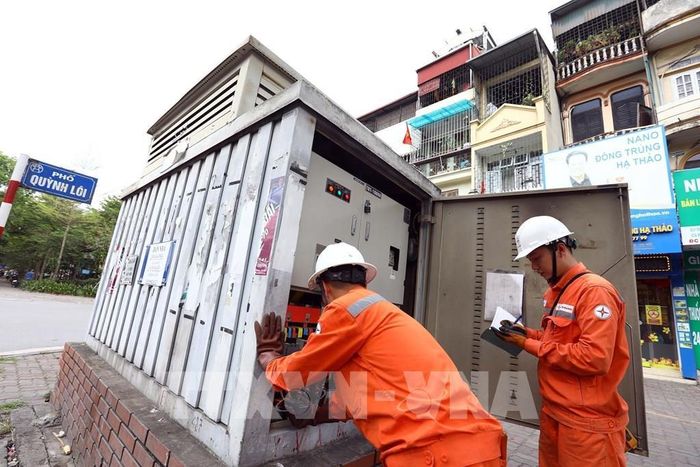 Đội Quản lý điện số 3, Công ty Điện lực Hai Bà Trưng kiểm tra tại TBA Quỳnh Lôi 7. Ảnh: Huy Hùng - TTXVN 