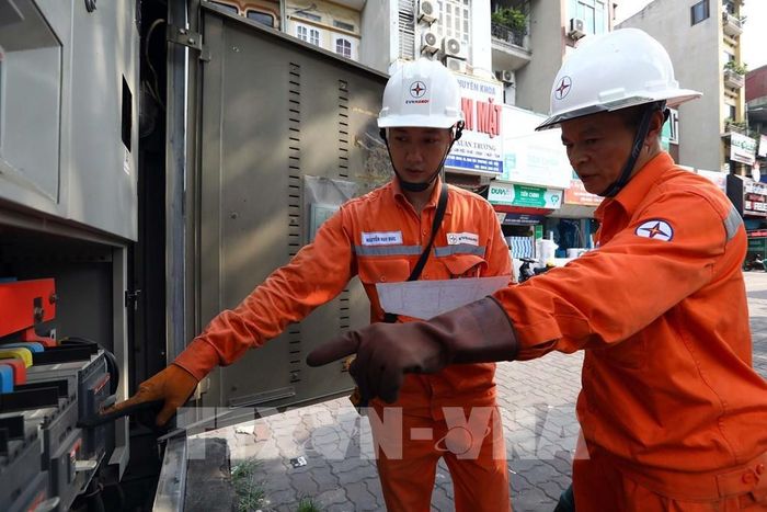Những ngày cao điểm, công nhân của Đội quản lý điện số 3 (Cty Điện lực Hai Bà Trưng) tăng cường công tác kiểm tra đo công suất tại các TBA mang tải lớn. Ảnh: Huy Hùng - TTXVN 