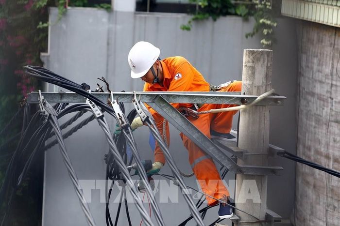 EVNHANOI tăng cường kiểm tra tình trạng hoạt động của thiết bị trong cao điểm nắng nóng. Ảnh: Huy Hùng - TTXVN 