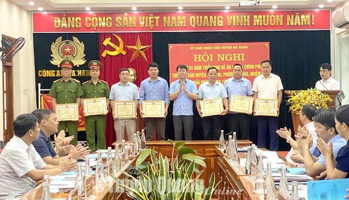 Huyện khen thưởng 7 tập thể có thành tích trong thực hiện Đề án 06 trên địa bàn huyện Na Hang.