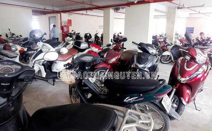 Cư dân ở chung cư TBCO1 bức xúc vì diện tích ở tầng 2 để xe đạp, xe máy chật hẹp.