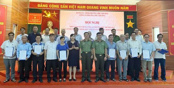 Đại diện các tổ dân phố của phường Phú Thượng dự hội nghị.