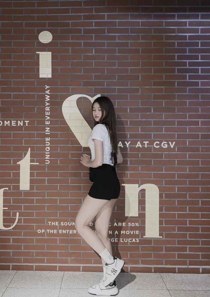 Ngô Thị Hương thường diện trang phục trẻ trung, năng động và dễ dàng khoe đôi chân dài của mình. 