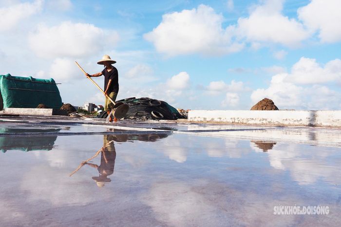 Đổ nước vào sân phơi cũng được diêm dân tính toán kỹ càng thời điểm hấp thụ ánh nắng.