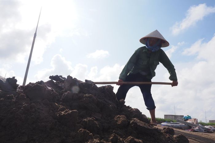 Để làm ra hạt muối, người nông dân phải dậy từ sáng sớm tinh mơ. Từ phơi cát cho khô, làm sạch trước khi đưa vào chạt lọc nước, đến đưa nước vào thống trước khi đổ vào các ruộng muối.