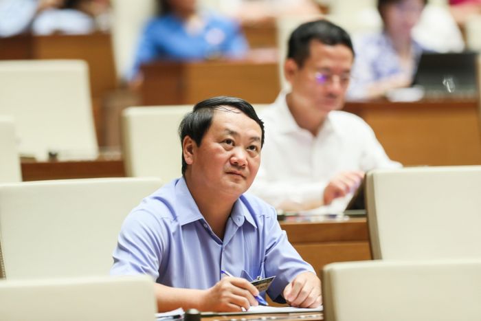 Ông Hầu A Lềnh, Bộ trưởng, Chủ nhiệm Ủy ban Dân tộc lắng nghe bà Trà đề cập về vấn đề công chức (Ảnh: Quang Vinh).