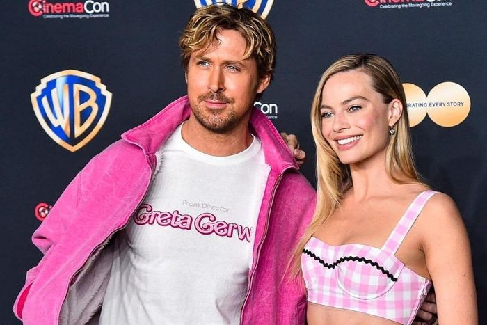  Margot Robbie và Ryan Gosling diện trang phục theo phong cách búp bê tại sự kiện ra mắt phim Barbie. Ảnh: @ryangoslinguk.