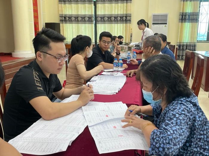Các hộ dân xã Văn Bình hoàn thiện thủ tục pháp lý nhận tiền bồi thường GPMB dự án đường Vành đai 4.