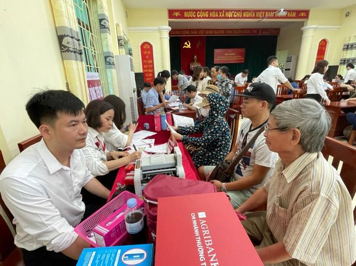 Nhiều hộ dân xã Văn Bình sau khi nhận tiền GPMB dự án đường Vành đai 4 đã gửi tiết kiệm vào ngân hàng cho đảm bảo an toàn.